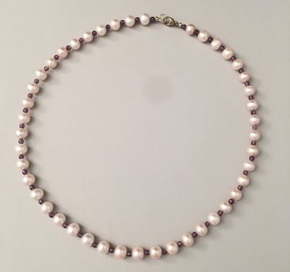 null COLLIER de perles de culture rose pâle alternées de perles facettées d’améthyste....