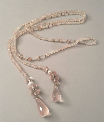 null SAUTOIR en perles facettées de quartz rose se terminant par des pendeloques,...