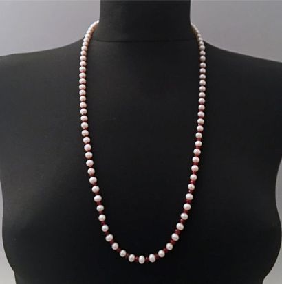 null COLLIER de perles de culture blanches alternées de perles de grenats facettées...