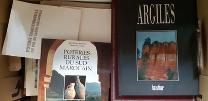 null Un lot d'un carton d'environ 20 ouvrages sur l'Art de la poterie dont : Marc...
