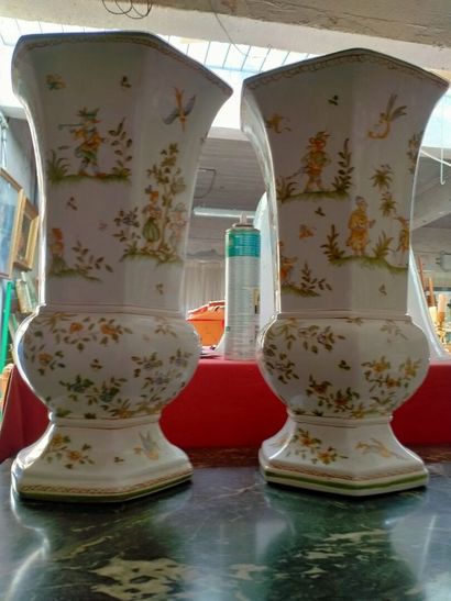 null Paire de vases faience forme Medicis en Moustier, à décor de grotesque H : ...