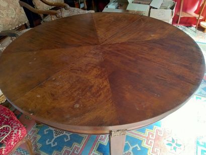 null Grande table ronde style empire, pieds gainés fuselés H : 75cm x 125cm