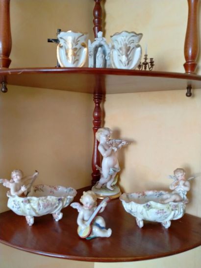 null Ensemble de porcelaine : petits sujets, vases de mariée, la Sainte Vièrge ......