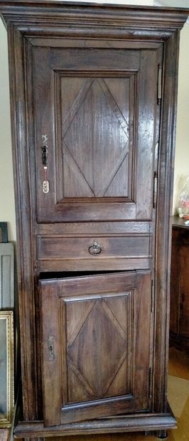 null Bonnetière en chêne, ouvrante à deux portes et un tiroir sculptéss, époque XVIIIe....