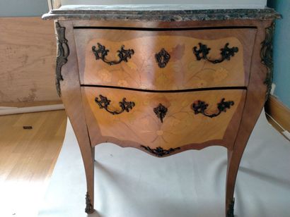 null Commode marquetée style Louis XV, 2 tiroirs, plateau marbre. 82 x 84 x 43cm