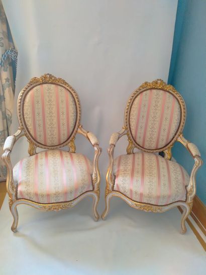 null Paire de fauteuils style Louis XV, dossiers à madaillons, pieds galbés, supports...