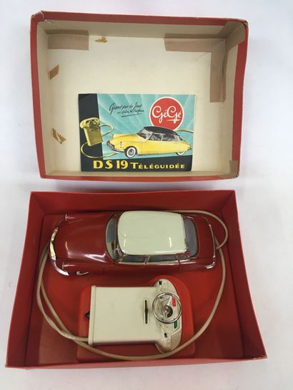 null GEGE, DS19 remote control, in its original box with its notice.