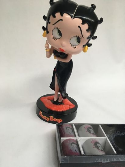 null Betty BOOP figurine on base (accident to the base) H: 49cm we join a Betty Boop...