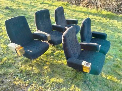 null 5 fauteuils de cinéma noirs avec cendrier en laiton (taches usures, humidité...