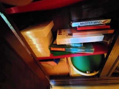 null Grand ensemble de l'intérieur d'une armoire composé de jeux divers, livres,...