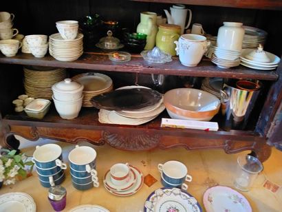 null Intérieur d'un vaisselier composé d'une centaine d'objets divers : porcelaines,...