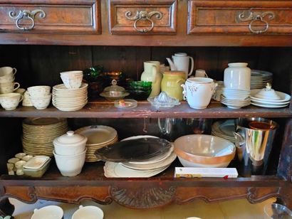 null Intérieur d'un vaisselier composé d'une centaine d'objets divers : porcelaines,...