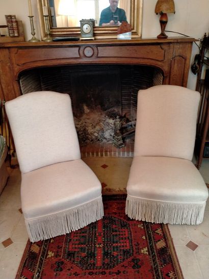 null Paire de fauteuils de chauffeuses tissu crème à feston. circa 1910 (bon état)...