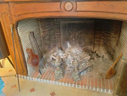 null Garniture de cheminée composé d'une paire de chenet, un pare feu, soufflet