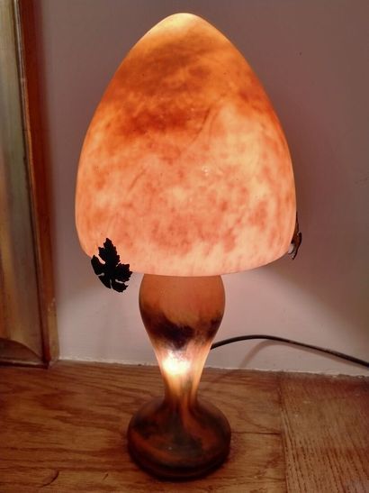 Lampe champignon en verre dans le gout Gallé,...