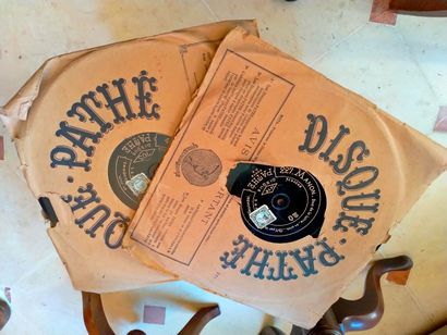 null Gramophone PATHE DIAMOND, en état de marche. Dim avec pavillon : Hauteur 60...