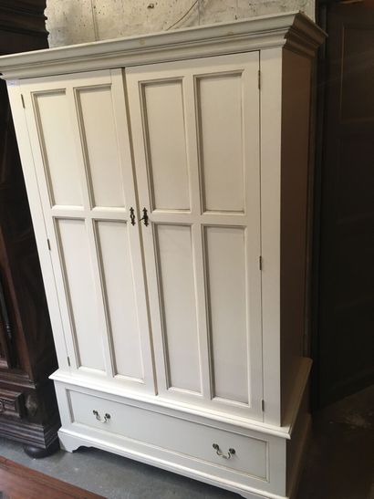 null Penderie ouvrant à 2 portes modèle Clifton de chez LAURA ASHLEY, h : 90 x 128...