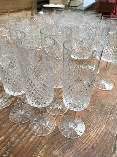 null A glass service in diamond point crystal including 9 flutes, 7 glasses, 10 small...