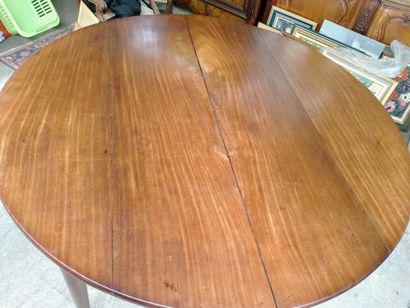 null Grande table ronde acajou (avec rallonges), Restauration, pieds fuselés, XIXe...