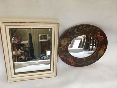 null ensemble composé de 2 petits miroirs, un rectangulaire et un médaillon en bois...