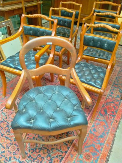 null Salon anglais composé de quatre chaises et deux fauteuils capitonnés. on y joint...