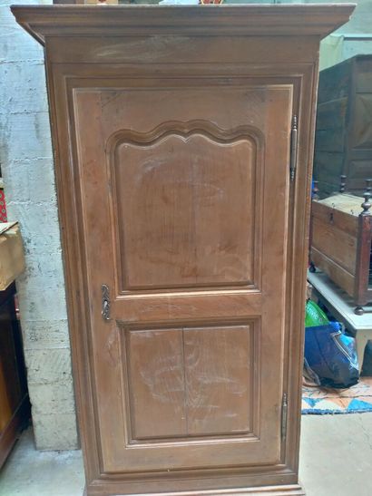 null Bonnetiere in oak opening to a molded door. H :174 x 98 x 63cm