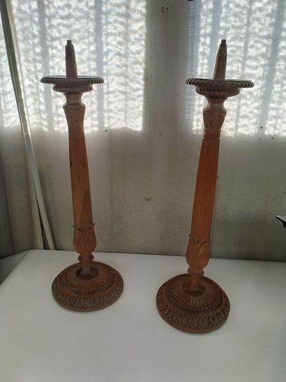 null Pair of altar candlesticks in natural wood XIXth Dim : H 64cm (pitting)