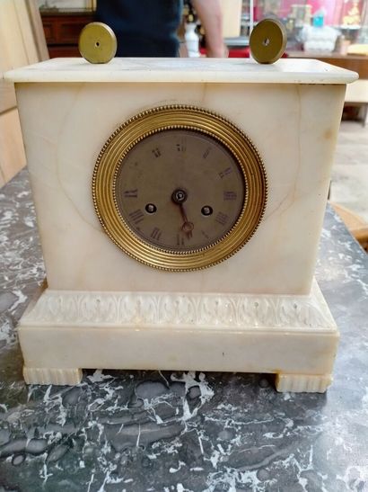 null White marble clock XIXth, 21 x 22cm