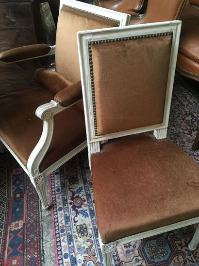 null Deux fauteuils et une chaise blancs style Louis XVI, accotoirs à manchettes,...