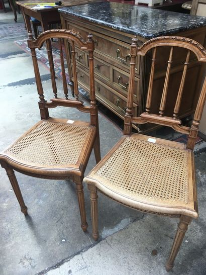 null Paire de chaises style Louis XVI en bois naturel cannés.