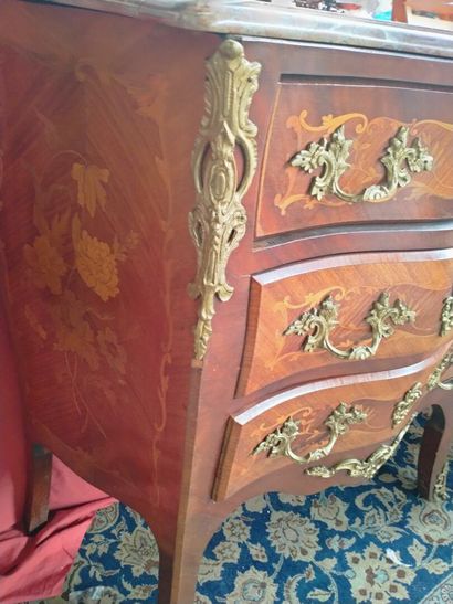 null Commode style Louis XV marquetée ouvrant trois tiroirs, plateau marbre rouge...