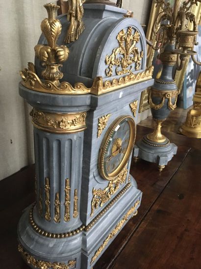 null Grande garniture de cheminée de style Louis XVI en marbre gris et bronze doré...