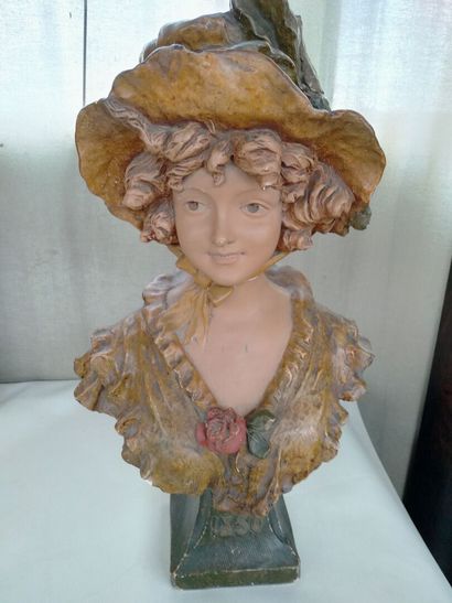 null Bust of an elegant woman with a hat. Polychrome terracotta. Circa 1900 (cracks,...