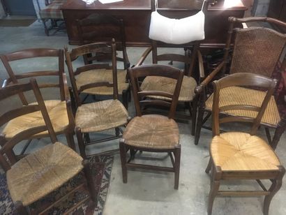 null Ensemble de 4 fauteuils rustiques paillés XIXe, on y joint 4 chaises paillées...