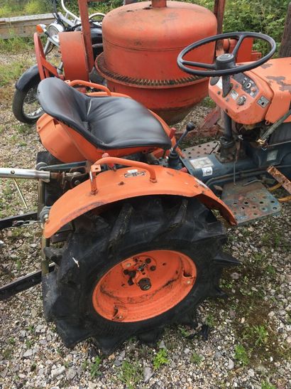 null KUBOTA, B70001E, tracteur avec broyeur. En l'état