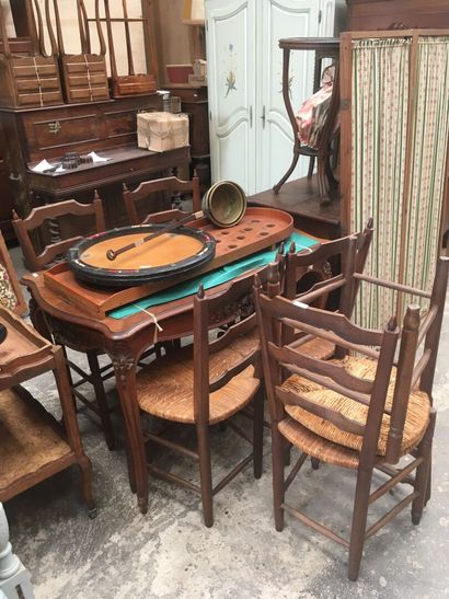 null Joli lot de 6 chaises paillées, une table style Louis XV (75 x 117 x 66cm),...