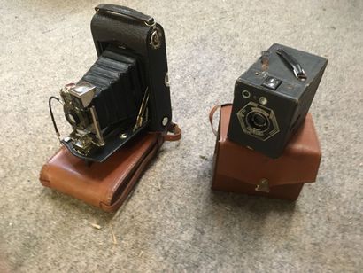 2 appareils photographiques anciens (circa...