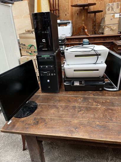 null Grand ensemble de matériel informatique composé de deux PC avec tours, deux...