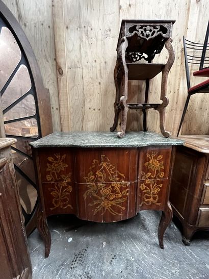 null Commode ouvrant deux tiroirs à décor de fleurs marquetée (87 x 98 x 51cm) et...