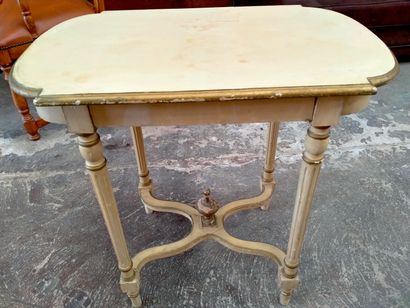 null Petite table en bois blanc style Louis XVI, pieds fuselés cannelés, entretoise...