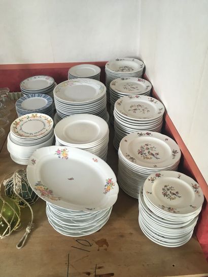 null Lot de vaisselles, verres divers : environ 102 assiettes porcelaine tailles...