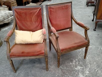  Paire de fauteuils Louis XVI velours rouge (tissu en l'état, piqures) pieds fuselés...