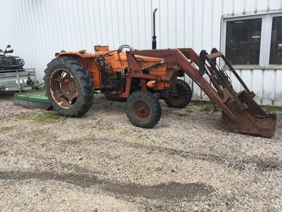 null Tracteur SOMECO 640 avec godet, broyeuse, bétonnière,. En l'état