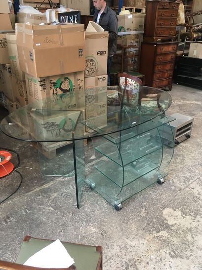null Table avec plateau en verre ovale piétement en verre Dim : 74 x 180 x 110cm...