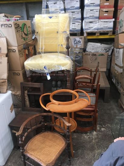 null Ensemble de meubles composé de cinq chaises diverses, un fauteuil anglais tissus...