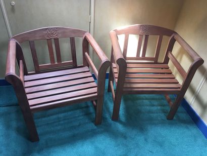 Deux fauteuils en teck naturel