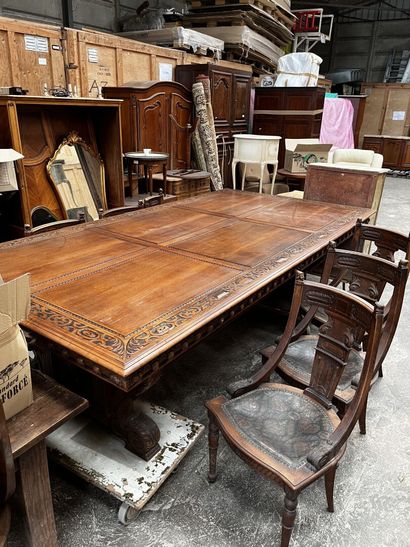 Grande table Néo renaissance, richement moulurée,...