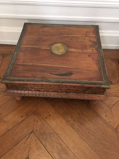 null Small Chinese coffee table, natural wood, brass reinforcement. XXth century,...