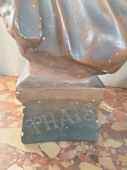  "Thais", Buste d'une jeune femme. Terre cuite Circa 1900 H : 57 x 30cm