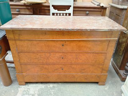 null Chest of drawers opening to 5 drawers (cracks) marble top Dim: 88 x 130,5 x...